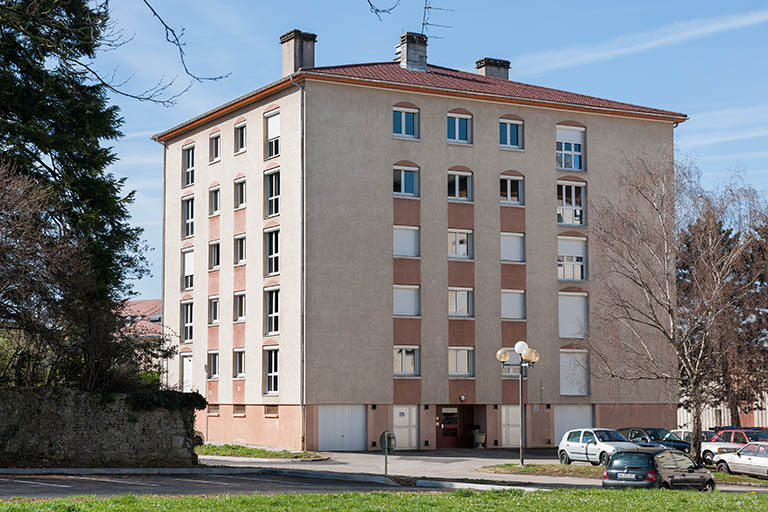 Angle nord-est, entrée du bâtiment des pinsons.