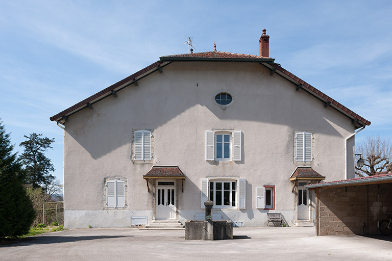Façade est sur cour de la maison de fonction, 9 place Notre Dame.