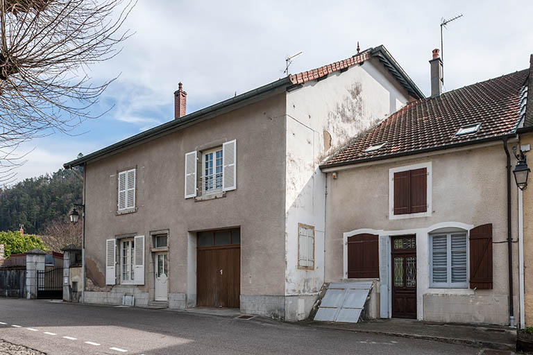 Angle nord-ouest de la façade sur rue de la maison de fonction, 9 place Notre Dame.