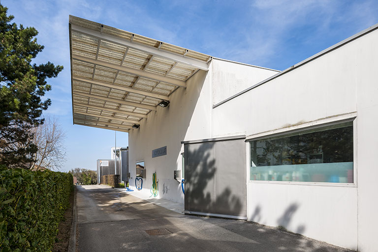 Détail de la façade ouest de la halle de génie alimentaire.