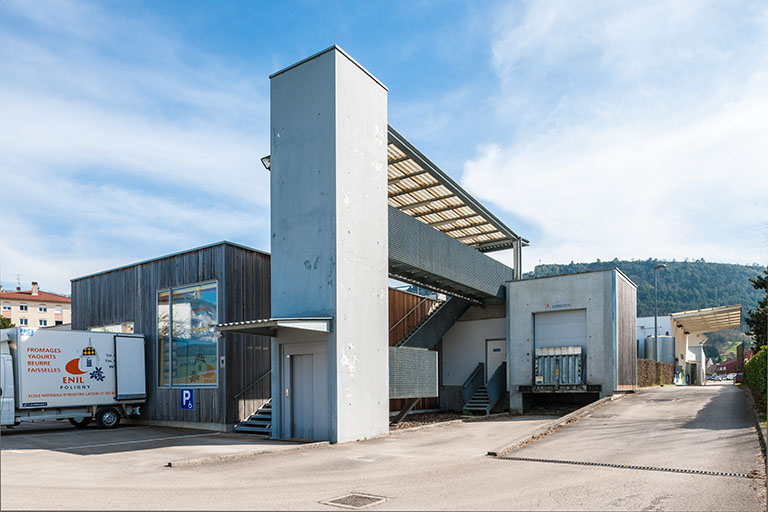 Tour d'ascenseur sur la face postérieure nord de la halle de génie alimentaire.