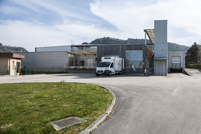 Angle d'une des deux villas de fonction et entrée nord de la halle de génie alimentaire avec sa tour d'ascenseur.