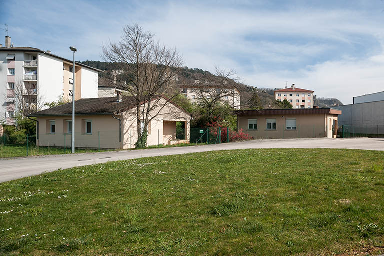 Les deux villas de fonction contigües.