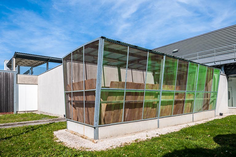 Local de séchage des planches sur la façade ouest.