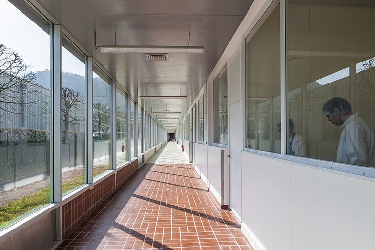 Galerie de circulation intérieure sur le côté est de la halle.