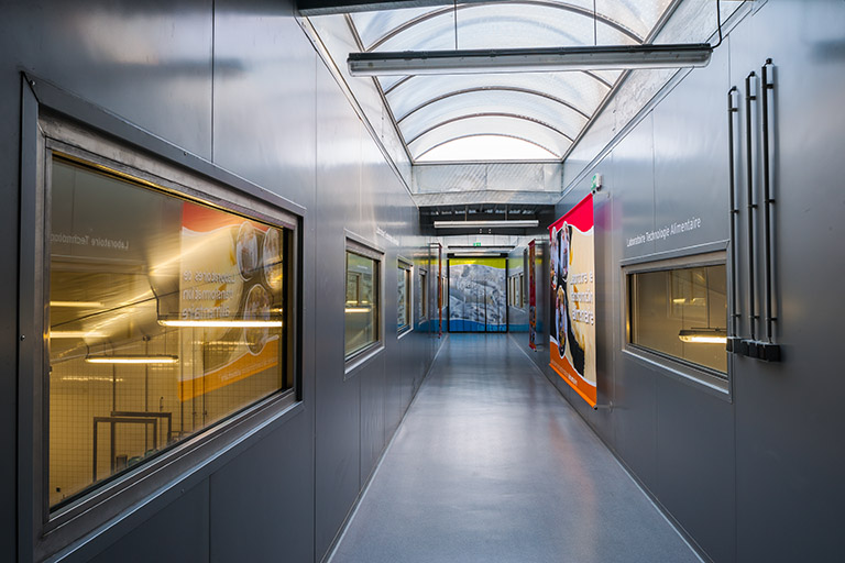 Galerie de circulation supérieure de la halle.