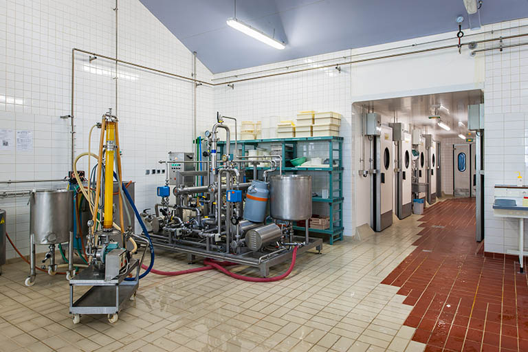 Salle de production des produits frais et accès aux chambres froides.