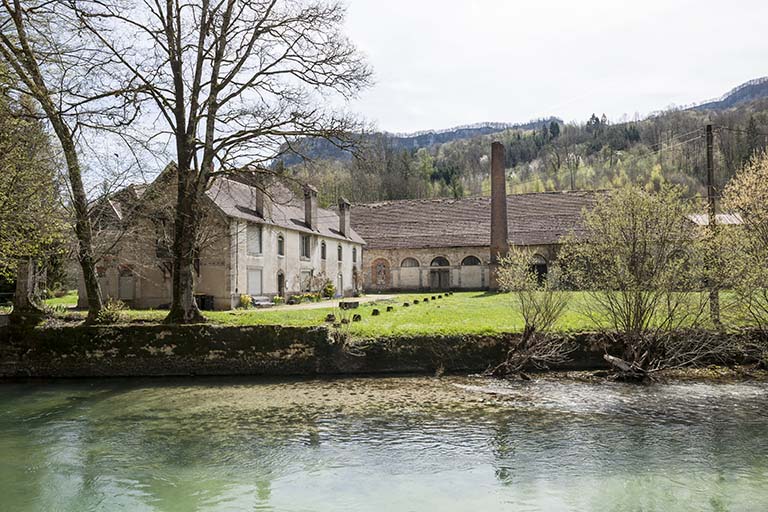 Tuilerie du Schiste, à Lods, en bordure de la Loue.