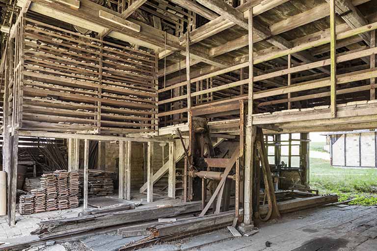 Le séchoir. Au premier plan, le châssis de scie.