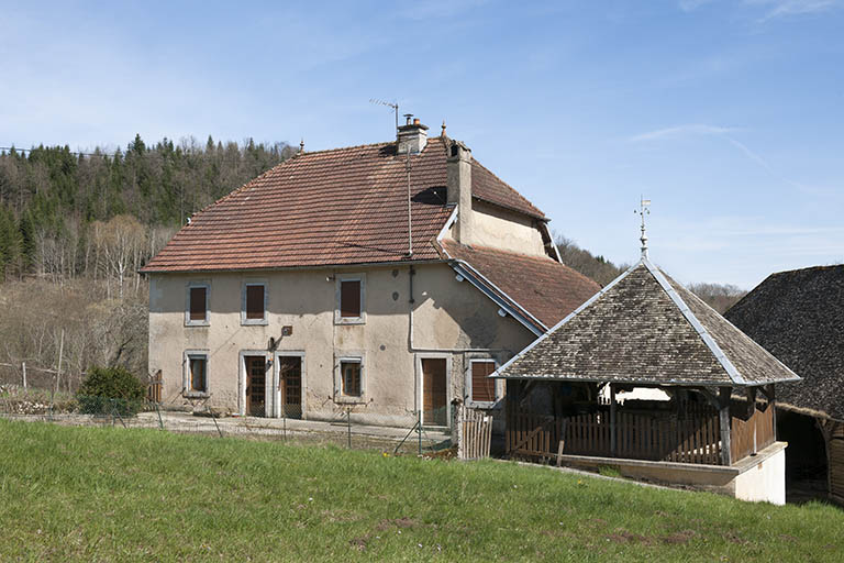 Logement vu de trois quarts droite.