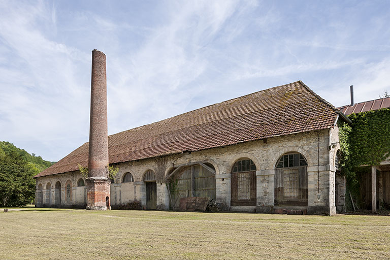 Tuilerie du Schiste, à Lods : atelier de fabrication.