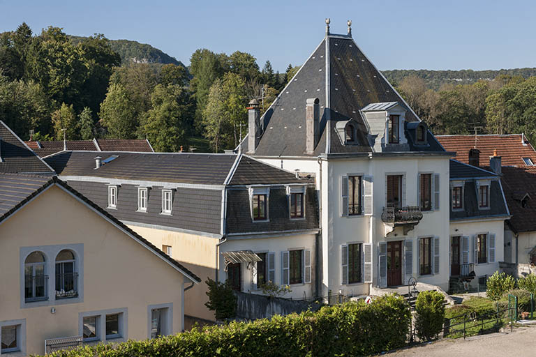 Logement patronal vu de trois quarts arrière.