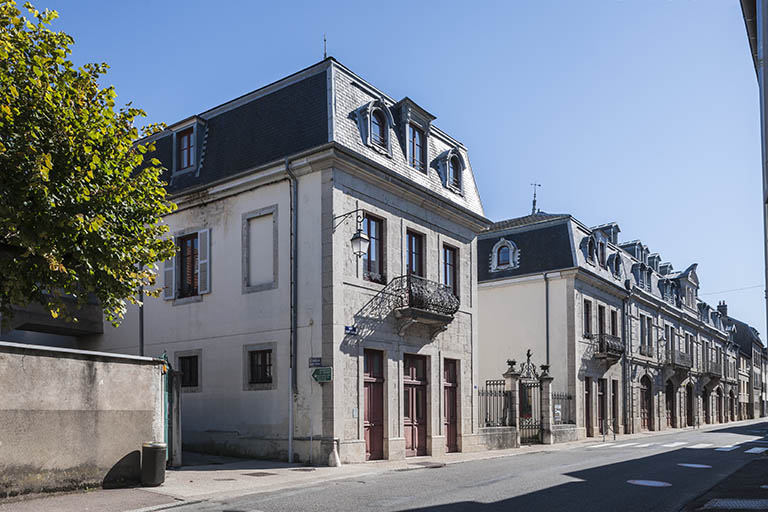 Vue d'ensemble et de trois quarts depuis la rue Cusenier.