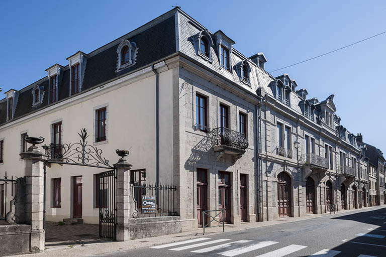 Vue de trois quarts de l'atelier de fabrication sur la rue Cusenier.