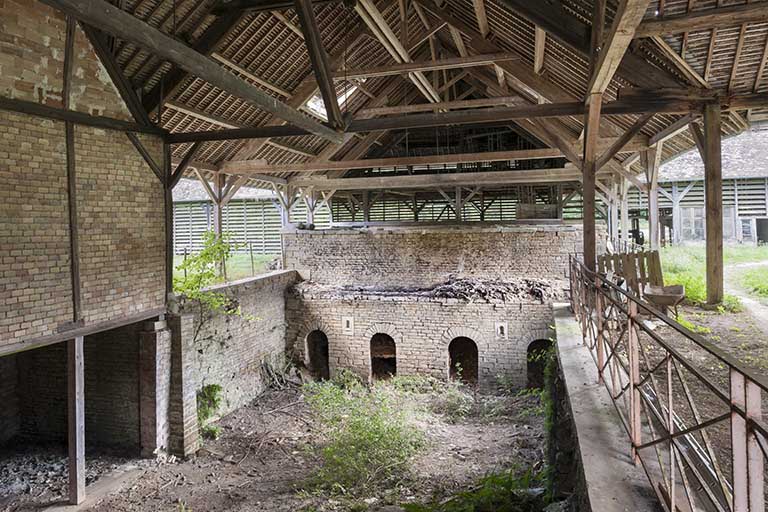 Tuilerie des Combes de Punay, à Malbrans : aire d’enfournement et gueules de charge des fours.