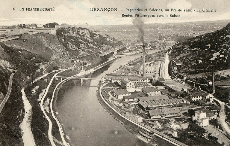 Routes pittoresques vers la Suisse. 6 En Franche-Comté. Besançon - Papeteries et Soieries, au Pré de Vaux - La Citadelle, [entre 1909 et 1916].