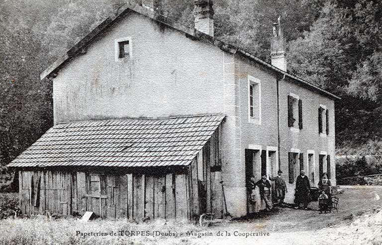 Papeteries de Torpes (Doubs). Magasin de la Coopérative, carte postale, s.d. [fin 19e ou début 20e siècle].