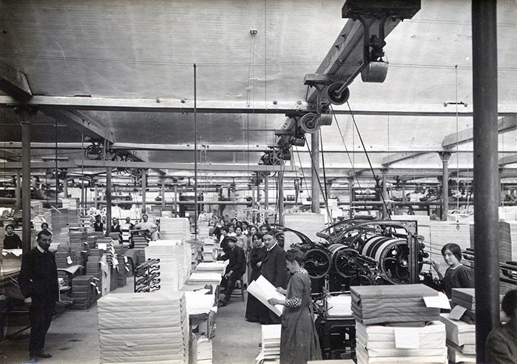 Atelier des régleuses, photogr., s.d. [fin 19e ou début 20e siècle].