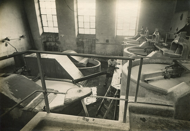 Atelier de raffinage, photogr., s.d. [fin 19e ou début 20e siècle].