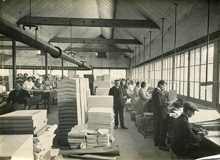 Atelier de conditionnement, photogr., s.d. [fin 19e ou début 20e siècle].