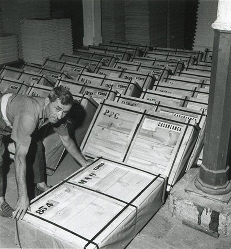 Atelier de conditionnement, photogr., s.d. [3e quart 20e siècle].