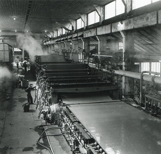 Vue d'ensemble de la machine à papier, photogr., s.d. [3e quart 20e siècle]. 