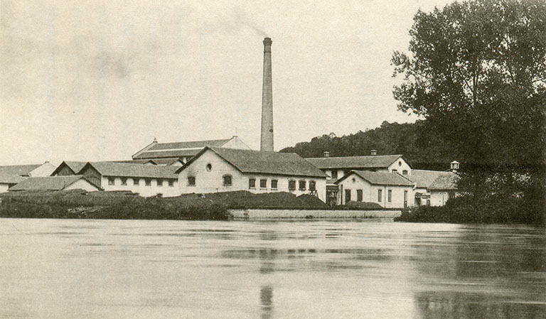 Vue d'ensemble depuis la rive droite du Doubs, photogr., s.d. [fin 19e ou début 20e siècle].