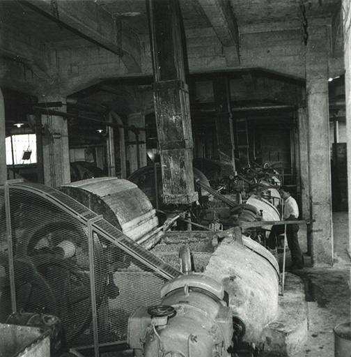 Piles raffineuses, photogr., s.d. [3e quart 20e siècle].