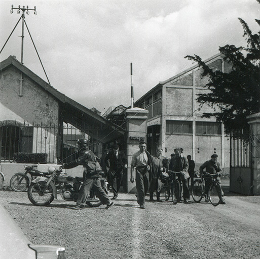 Sortie de l'usine, photogr., s.d. [3e quart 20e siècle].