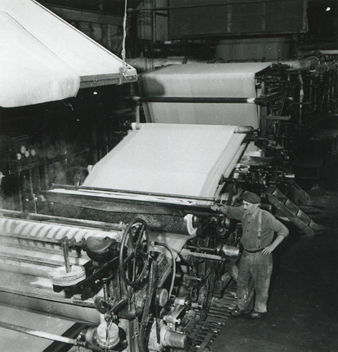 La machine à papier, photogr., s.d. [3e quart 20e siècle].