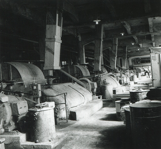 Atelier des piles (raffinage), photogr., s.d. [3e quart 20e siècle].