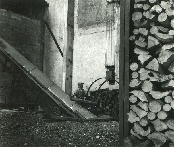 Chargement du bois pour l'étuvage, photogr., s.d. [3e quart 20e siècle].