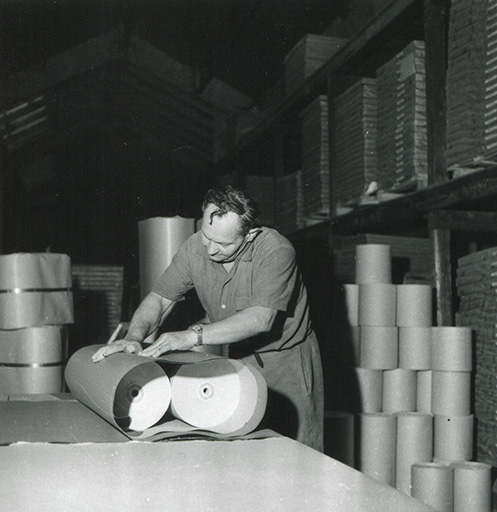 Conditionnement des bobines de papier (?), photogr., s.d. [3e quart 20e siècle].