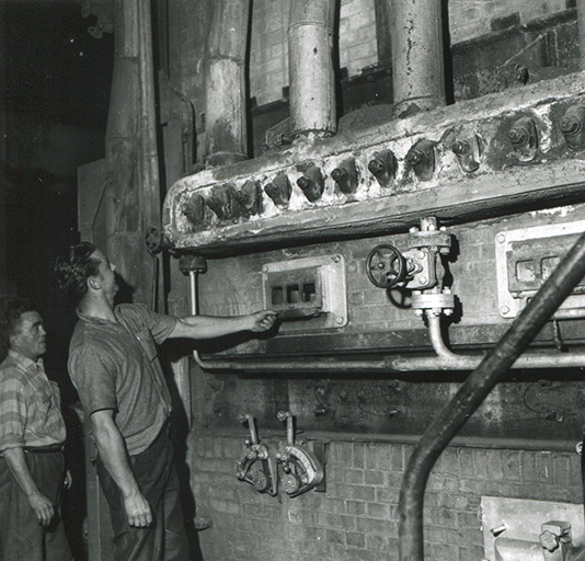 Surveillance des chaudières, photogr., s.d. [3e quart 20e siècle].