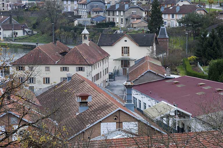 Vue plongeants sur les bâtiments orientaux de l'usine.