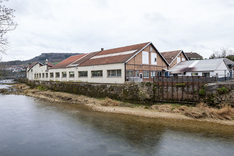 Atelier de fabrication et vannage sur la Loue.