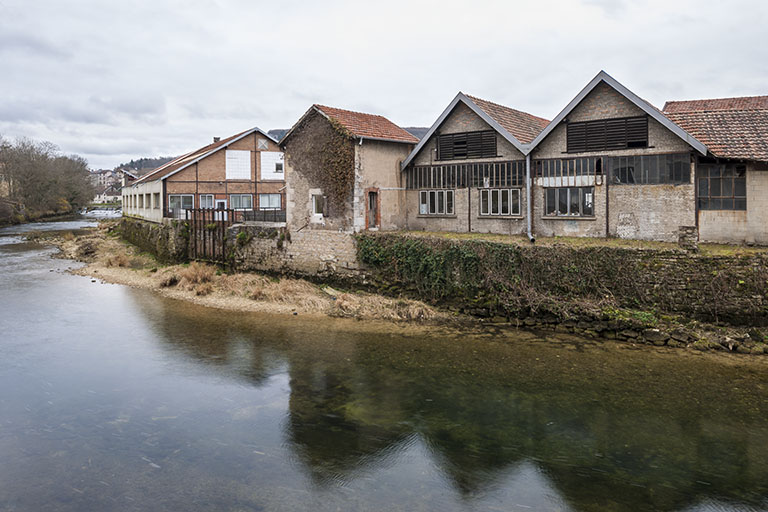 Ateliers et conciergerie bordant la Loue à l'ouest.