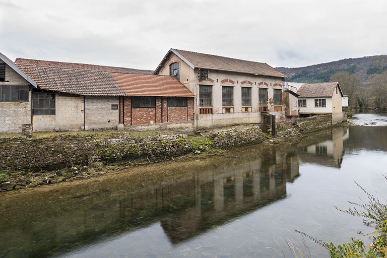 Atelier, bâtiment d'eau et conciergerie sur la Loue.
