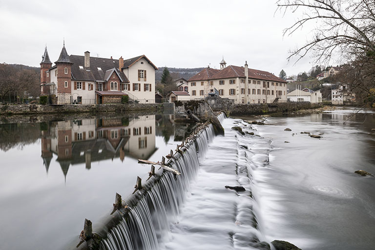 Vue d'ensemble depuis la rive droite du barrage.
