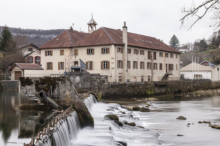 Le bâtiment du moulin depuis la rive droite du barrage.