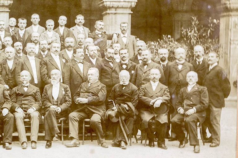 Souvenir du Banquet offert le 2 Septembre 1900 par l'Administration des Forges de Franche-Comté à Monsieur Paul Girod à l'occasion de sa promotion dans la Légion d'Honneur [détail de la partie droite].