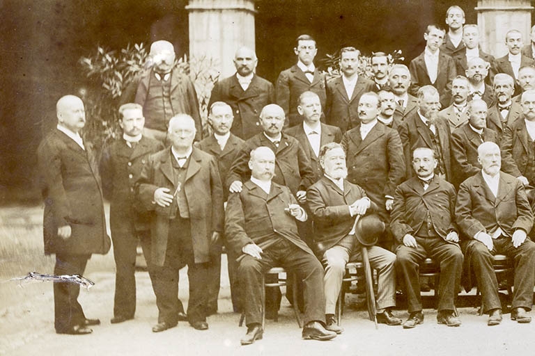Souvenir du Banquet offert le 2 Septembre 1900 par l'Administration des Forges de Franche-Comté à Monsieur Paul Girod à l'occasion de sa promotion dans la Légion d'Honneur [détail de la partie gauche].