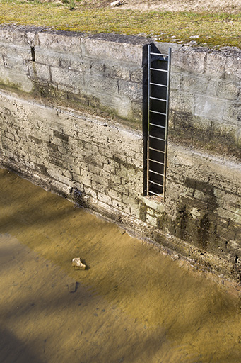 Mur latéral du canal.