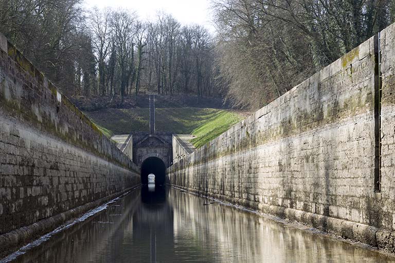 Vue d'ensemble : le canal de navigation, le souterrain et l'escalier surplombant la tête d'amont.