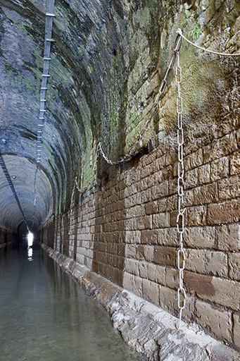 Mur latéral du tunnel maçonné.