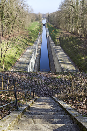 L'escalier et la terrasse au-dessus de l'entrée amont de l'ouvrage.