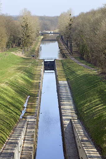 Vue vers l'amont depuis la terrasse surplombant l'entrée du tunnel.