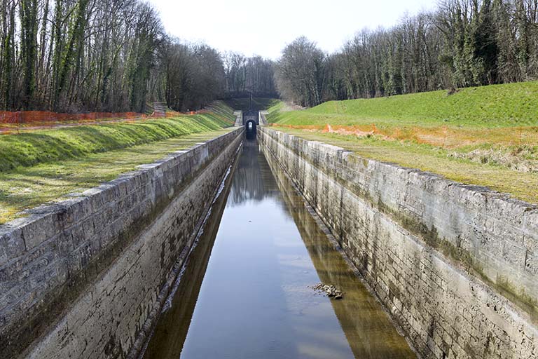 Le canal de navigation et le souterrain de Savoyeux.