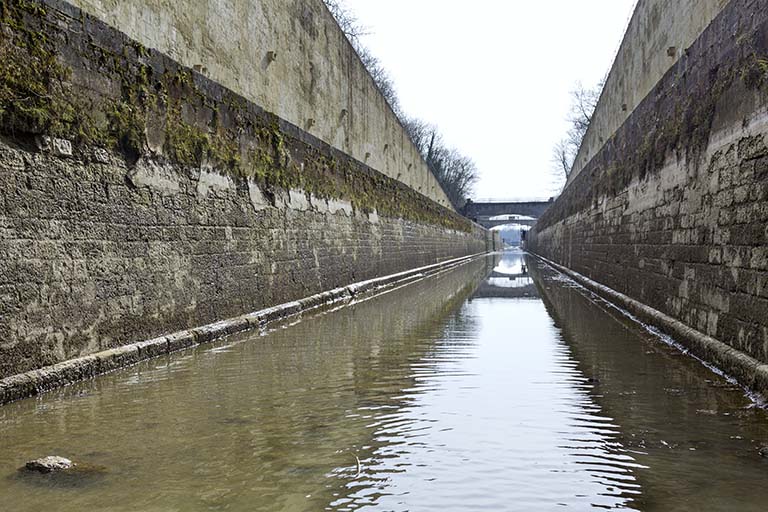 Le canal, vue prise depuis le radier.