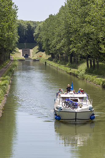 Bateau de plaisance et le tunnel en arrière-plan.